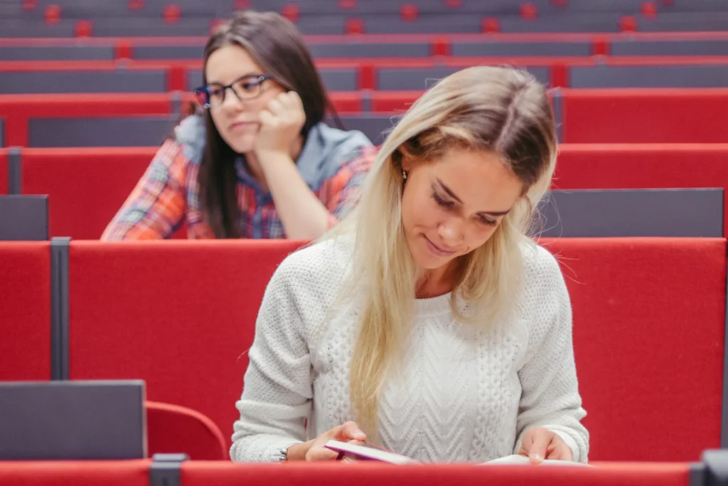 Las 10 carreras universitarias mejor pagadas de 2024